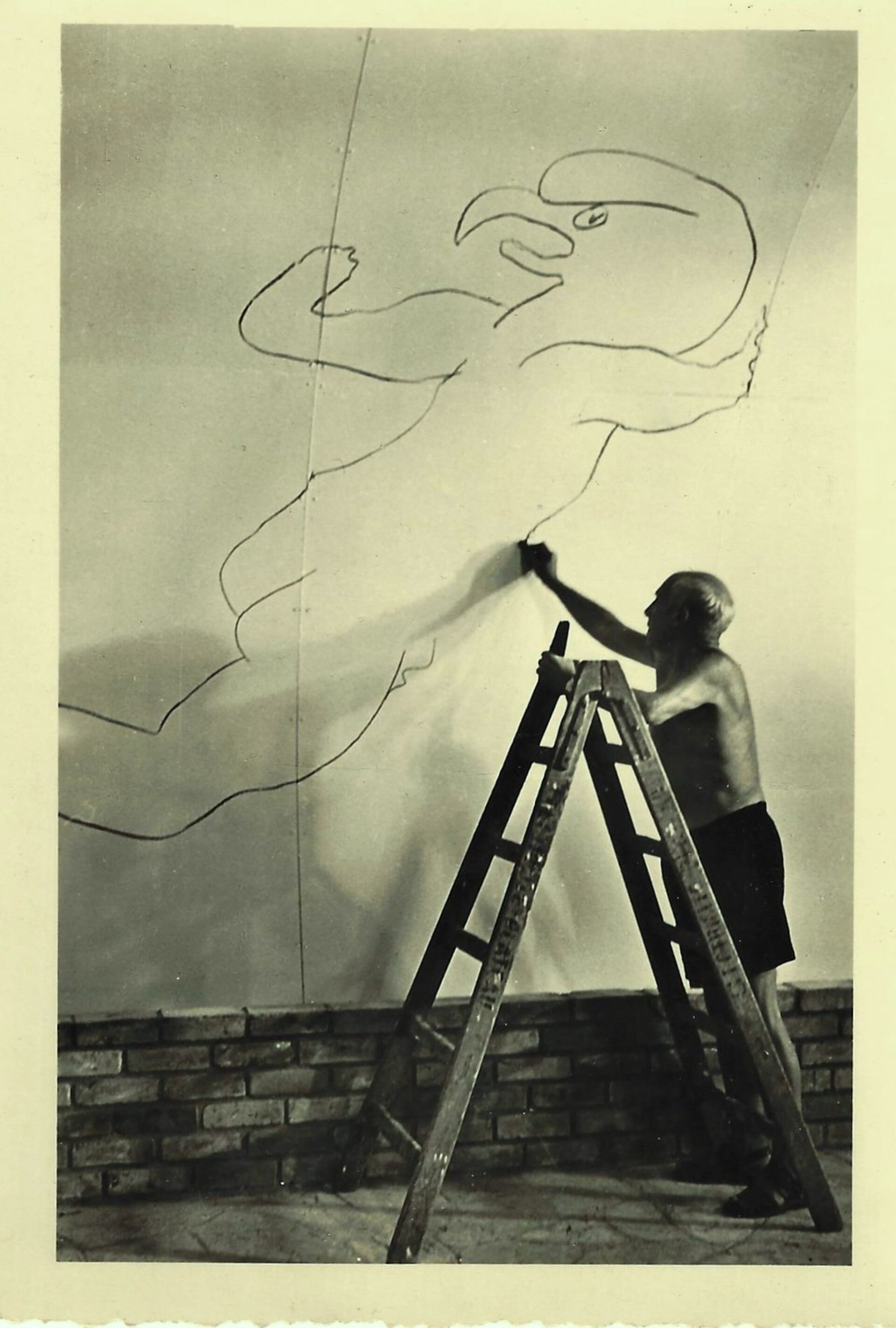 Le Maiter Picasso dessinant "La Guerre et la Pa... Le Maiter Picasso dessinant "La Guerre et la Pa...