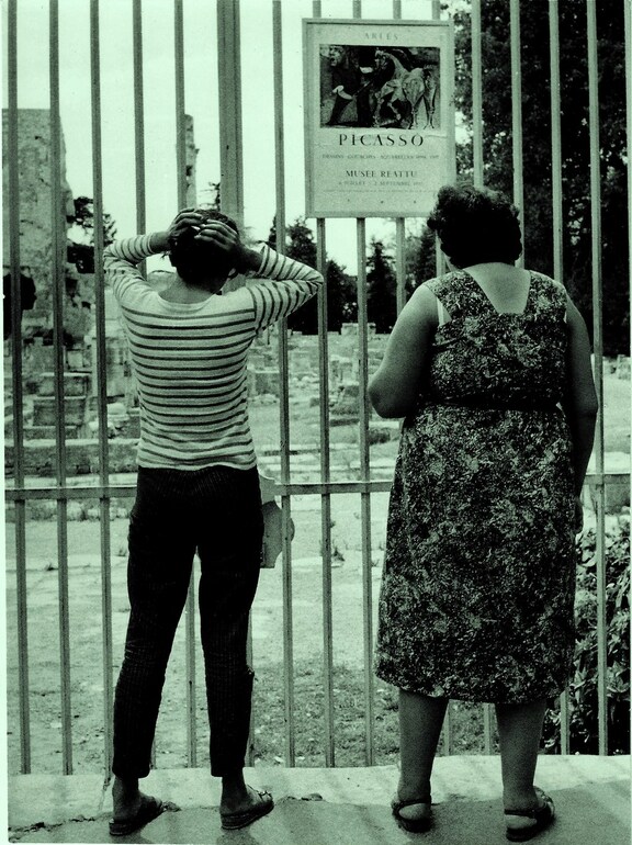 2 Frauen betrachten Ausstelllungsplakat Musee R... 2 Frauen betrachten Ausstelllungsplakat Musee R...