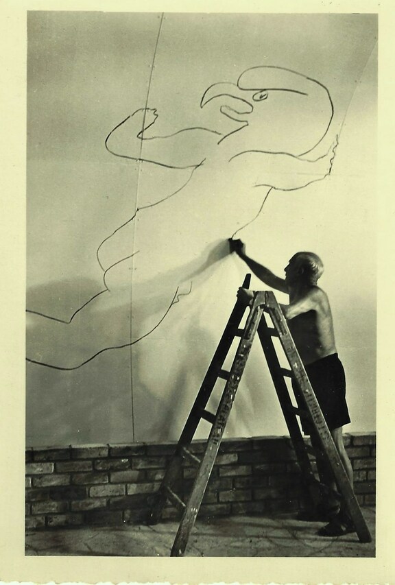 Le Maiter Picasso dessinant "La Guerre et la Pa... Le Maiter Picasso dessinant "La Guerre et la Pa...