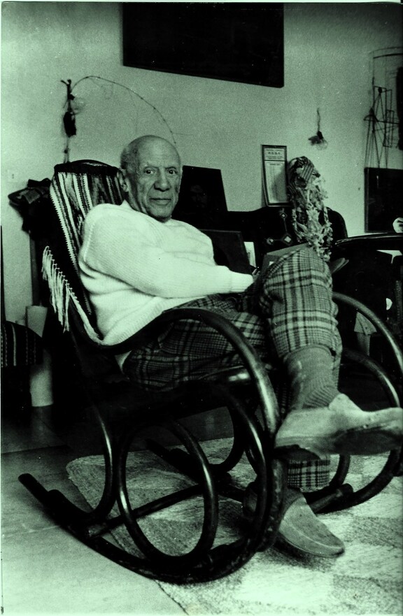 Picasso im Lehnstuhl in seiner Villa la Californie Picasso im Lehnstuhl in seiner Villa la Californie