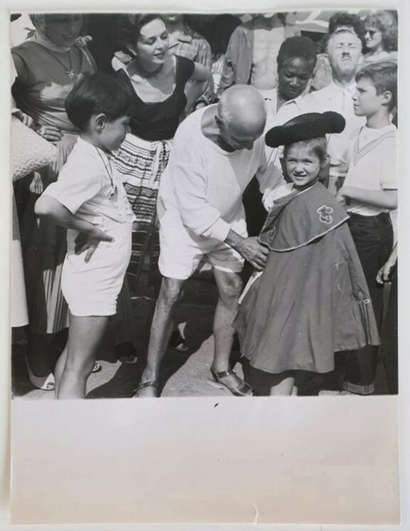 Picasso mit Claude und kostümierter Paloma  - E...