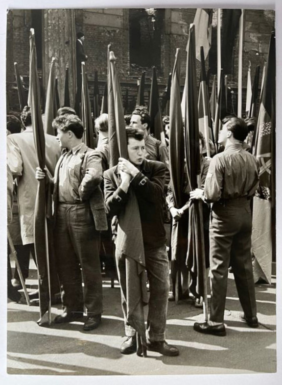 Jugendliche in Ostberlin 1960 - Hierl signiert