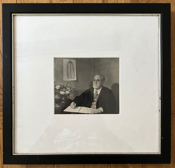 Matisse hinter Schreibtisch