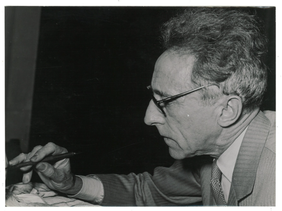 Jean Cocteau arbeitet an dem Werk Apocalyse, ca...